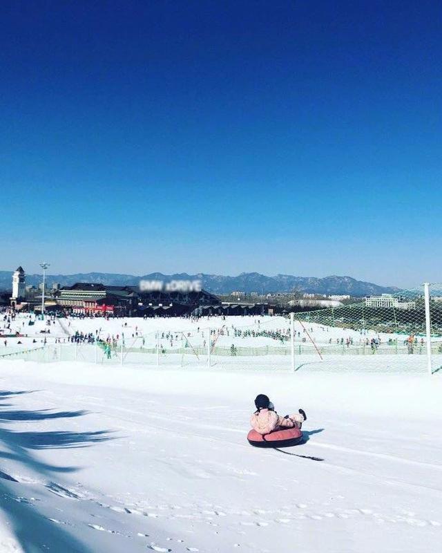 李小璐带甜馨滑雪，甜馨身穿粉色滑雪服，不再是女汉子啦！