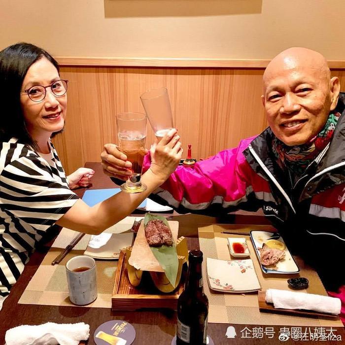 汪明荃夫妻结婚十周年喝交杯酒，罗家英脸色苍白一脸憔悴