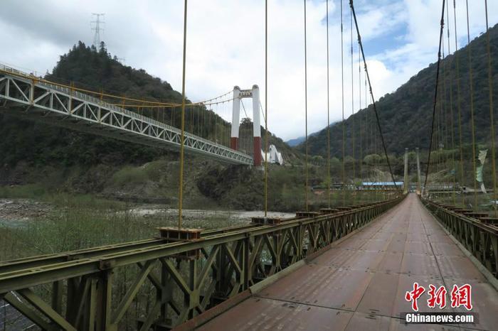 川藏公路通麦大桥见闻