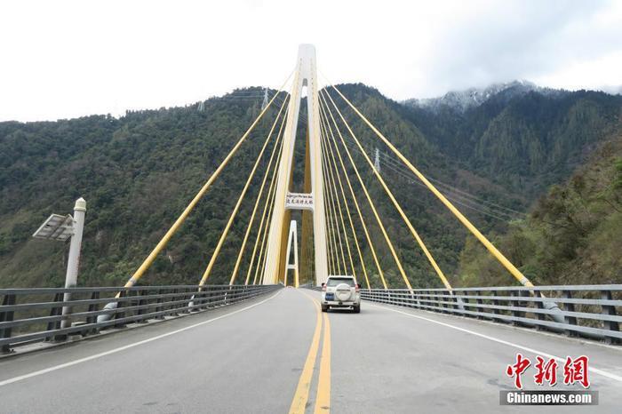 川藏公路通麦大桥见闻