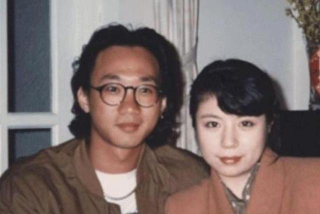 她是黄家驹未婚妻，家驹离世后她选择终生不嫁，求婚戒指戴了30年