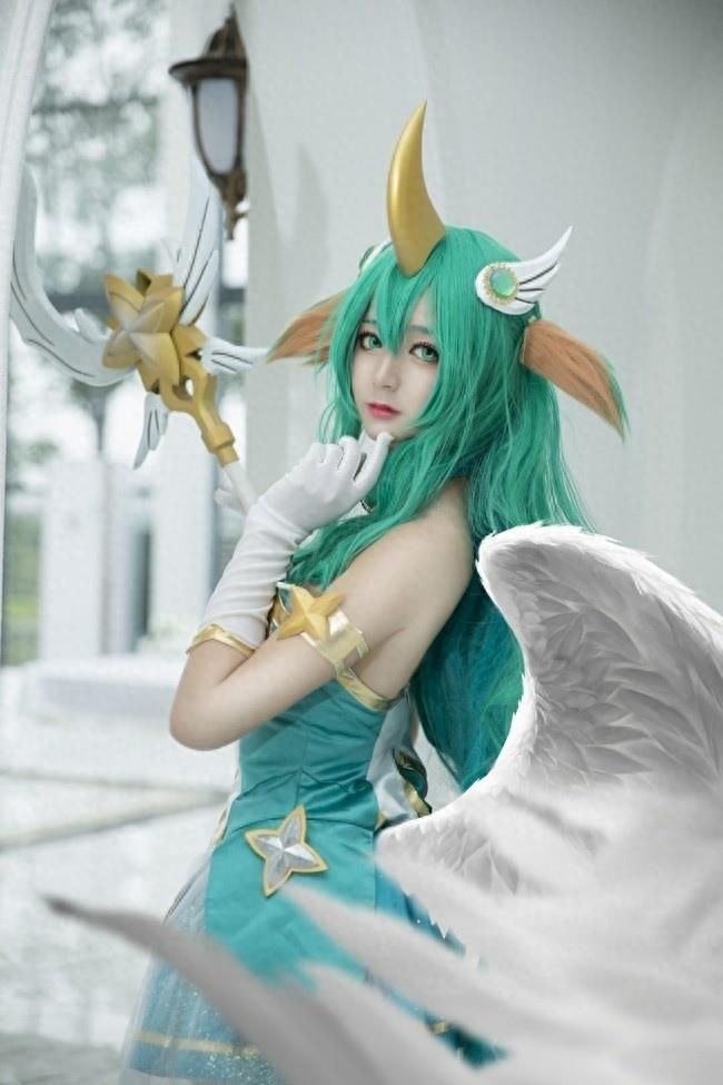 英雄联盟：星之守护者奶妈超美玩家同人cosplay