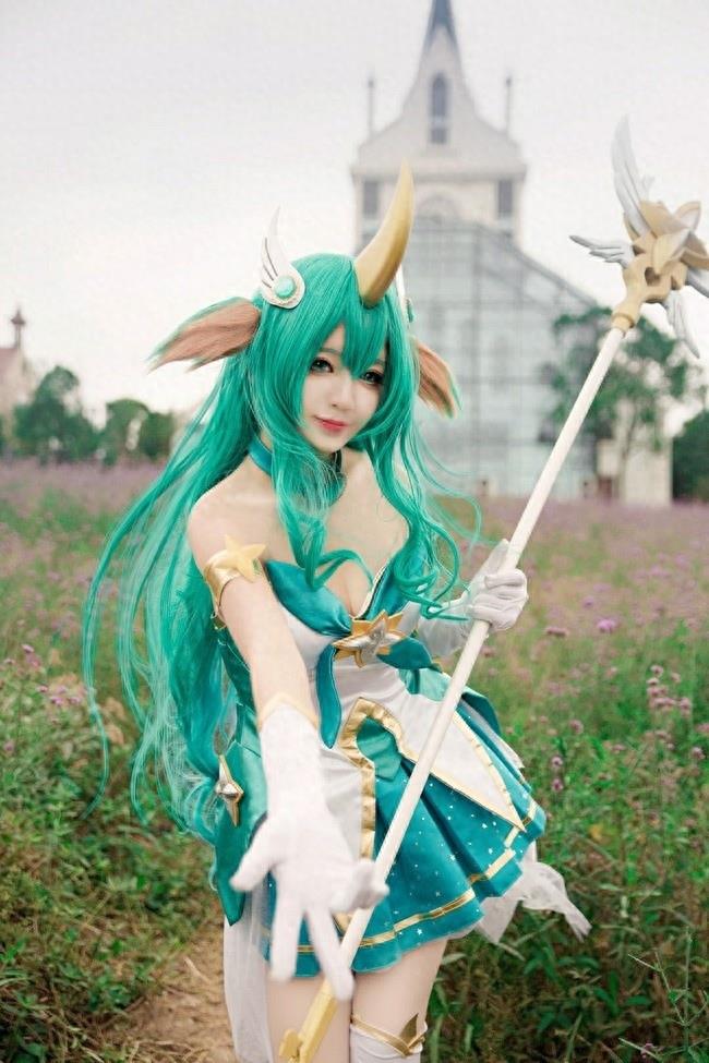 英雄联盟：星之守护者奶妈超美玩家同人cosplay