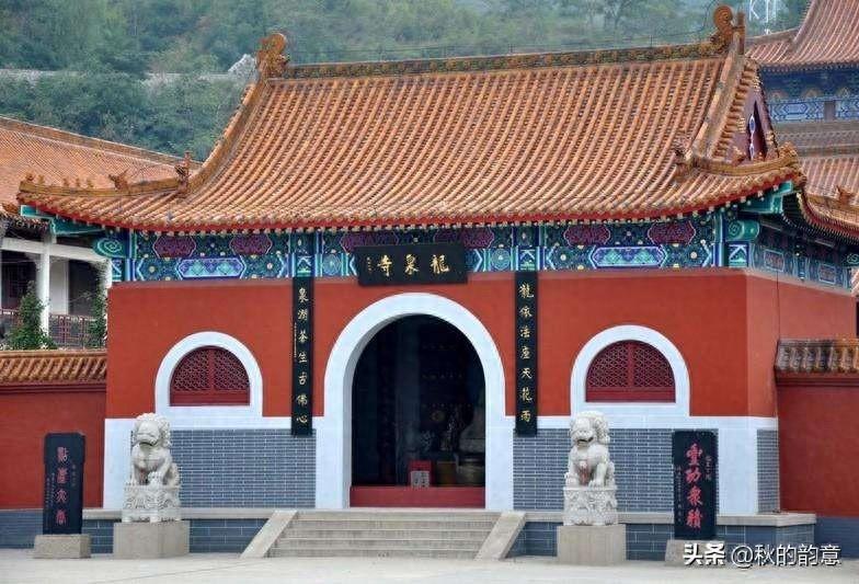 龙泉寺，位于北京海淀区西北边，景点有迎客松、金龙桥、古银杏树