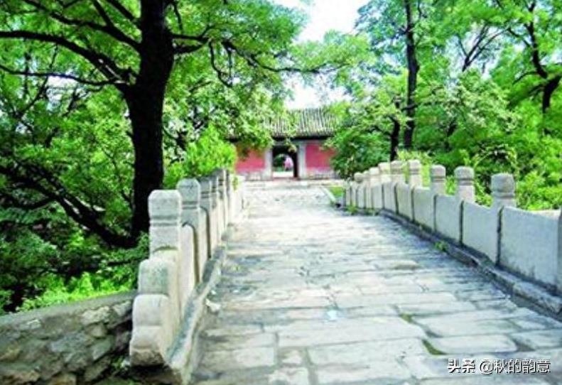 龙泉寺，位于北京海淀区西北边，景点有迎客松、金龙桥、古银杏树